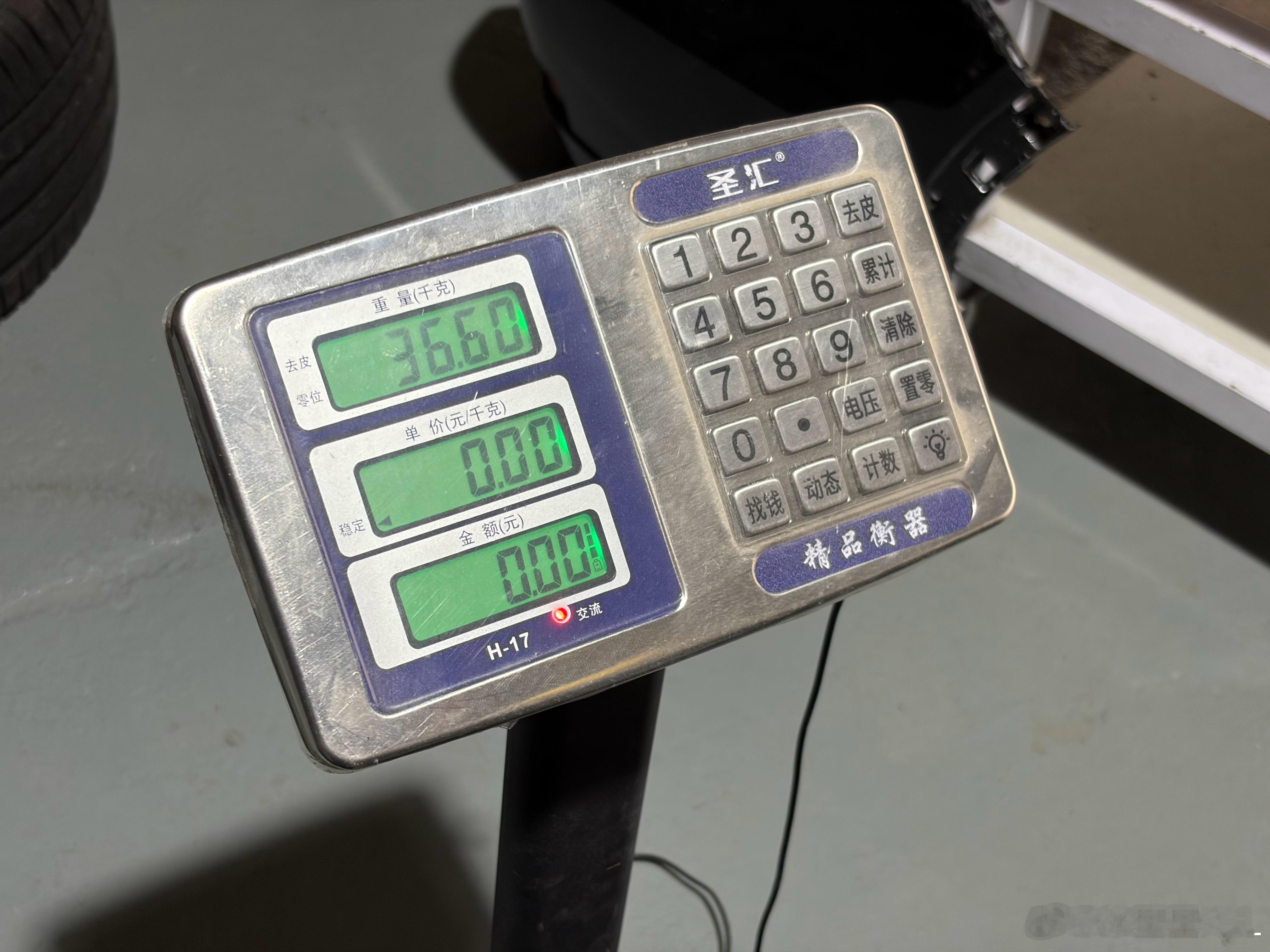 给700把新鞋换完了。好不好看？为什么换这套毒蝎726+马牌AT2的组合呢？因为
