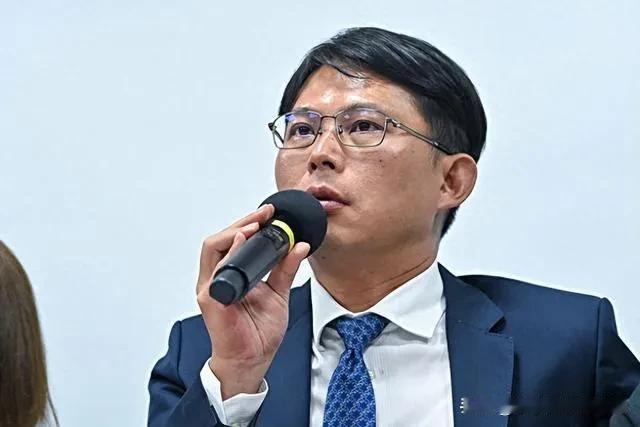 黄国昌，你不用辩解，我虽然理解你，但是，如果你取消行程，我会尊重你！黄国昌被