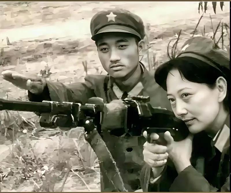 这张照片中的女兵是大名鼎鼎的王晓棠老师，作为八一电影制片厂的著名演员，王晓棠一样