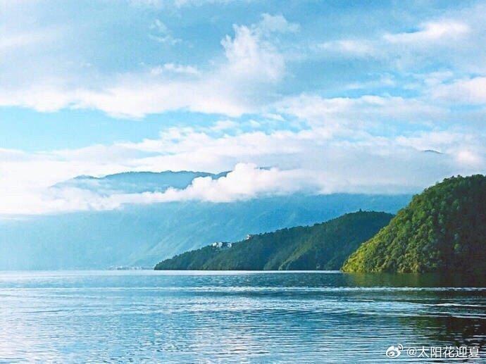 泸沽湖碧水连天，轻舟摇曳伴山花～​​​