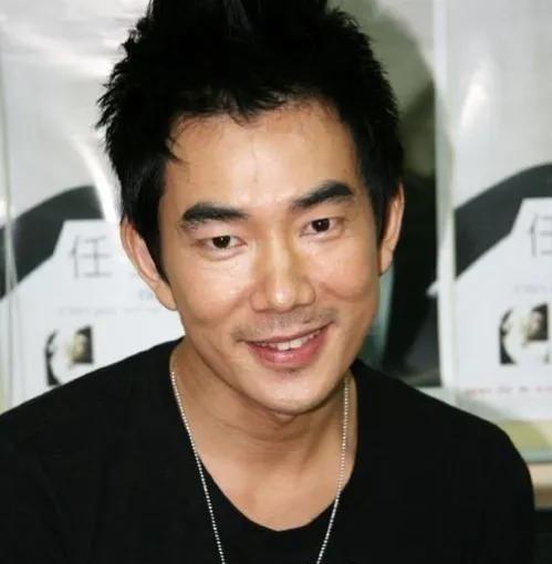 1997年，《心太软》大火，任贤齐跟随父亲第一次回祖籍武汉老家探亲，去见父亲日思