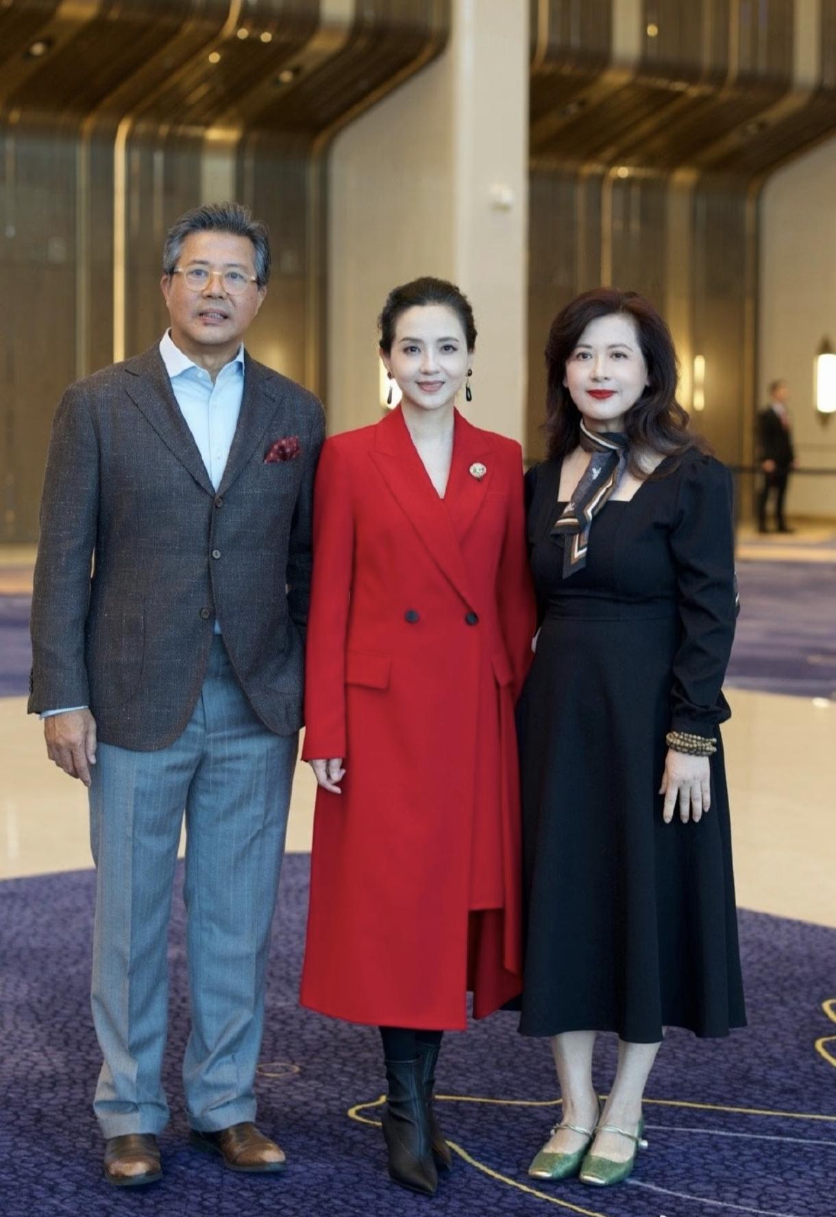 59岁的陶慧敏和57岁的夏菁近日合照，岁月沉淀的优雅知性魅力，风采不减当年。陶慧