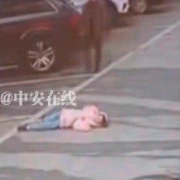 湖南有个让人揪心到不行的悲剧。一个9岁的小女孩，父母离异后平时跟着父亲生活。20