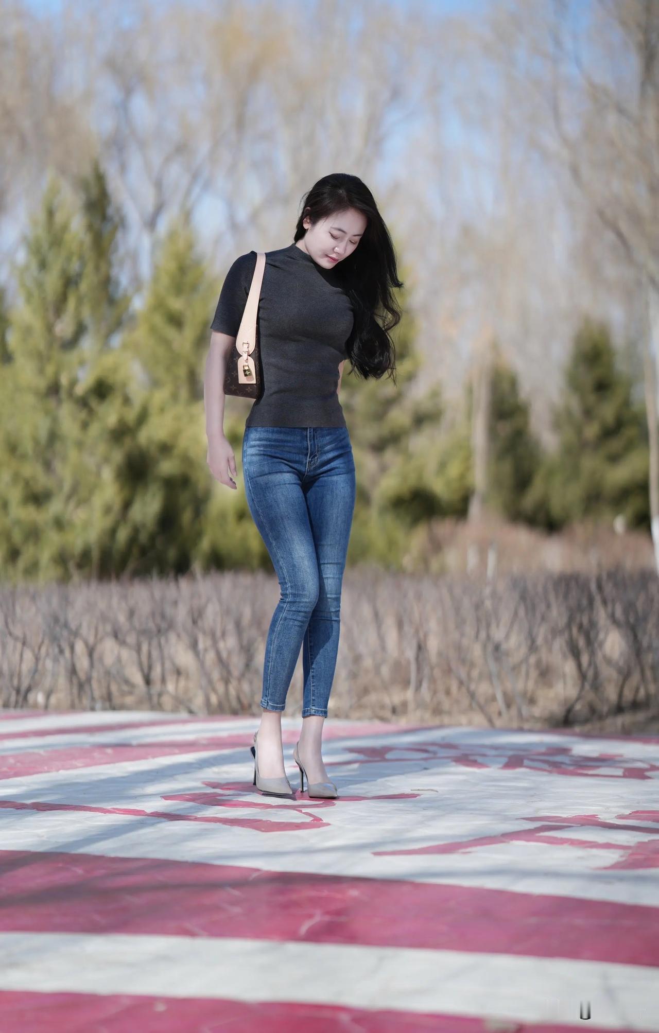 漫步在阳光下的青春时光，背上行囊，去追逐梦想吧！🌞💼💃
