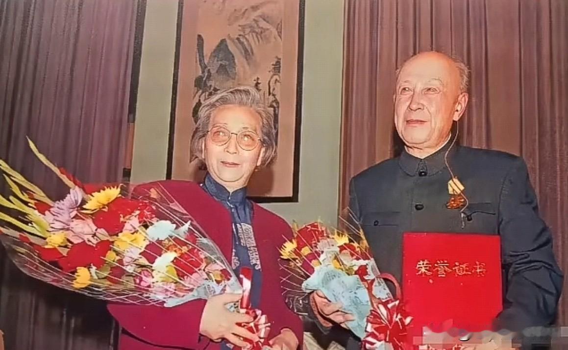 1991年，钱学森荣膺首届“国家杰出贡献科学家”荣誉称号，现场留下了他与夫人蒋英