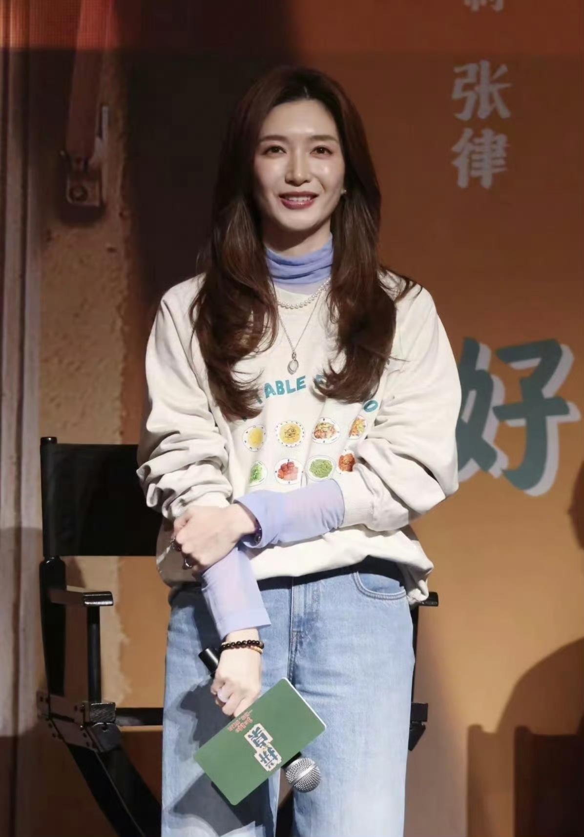 39岁的江疏影在上海街头被偶遇，一身简约穿搭却难掩出众气质，纤细腰身与修长美腿格