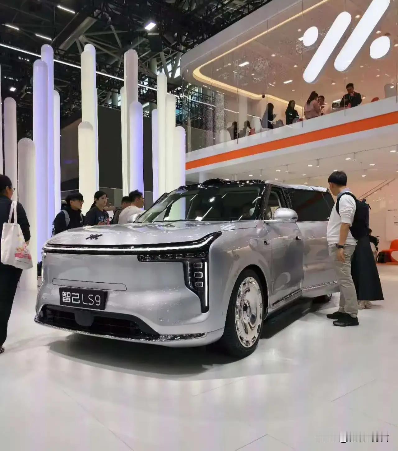 30万级卷王诞生！智己LS9：大六座SUV竟藏4.0TV8澎湃动力谁说大