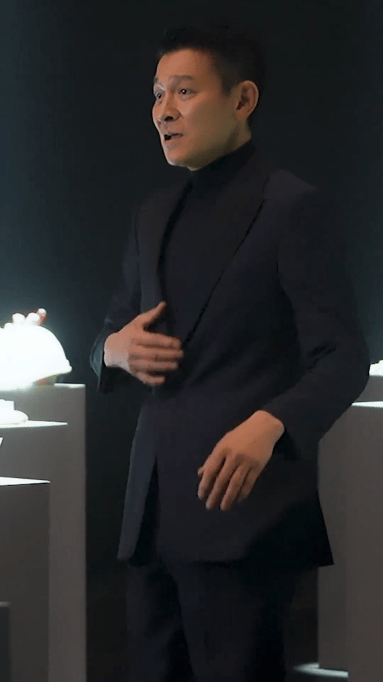 刘德华只需轻轻出手循环刘德华《非凡》根本停不下来！从经典老歌到全新力作，华仔总