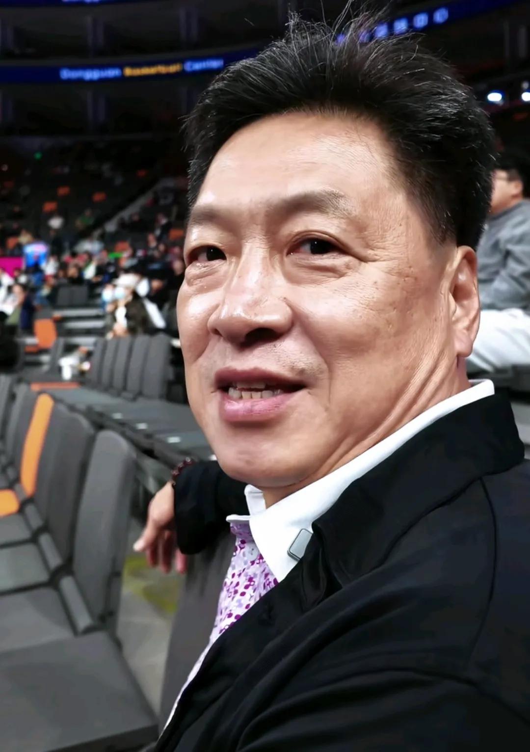 现在看到李春江，更会倍感亲切，老一点的广东球迷，当然知道李春江带领广东队的辉煌。