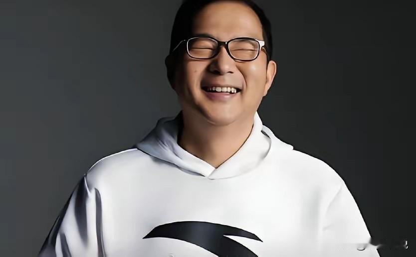 安踏CEO移民美国引起了很多人的意难平，有的人甚至呼吁全面抵制安踏，真的离谱！个