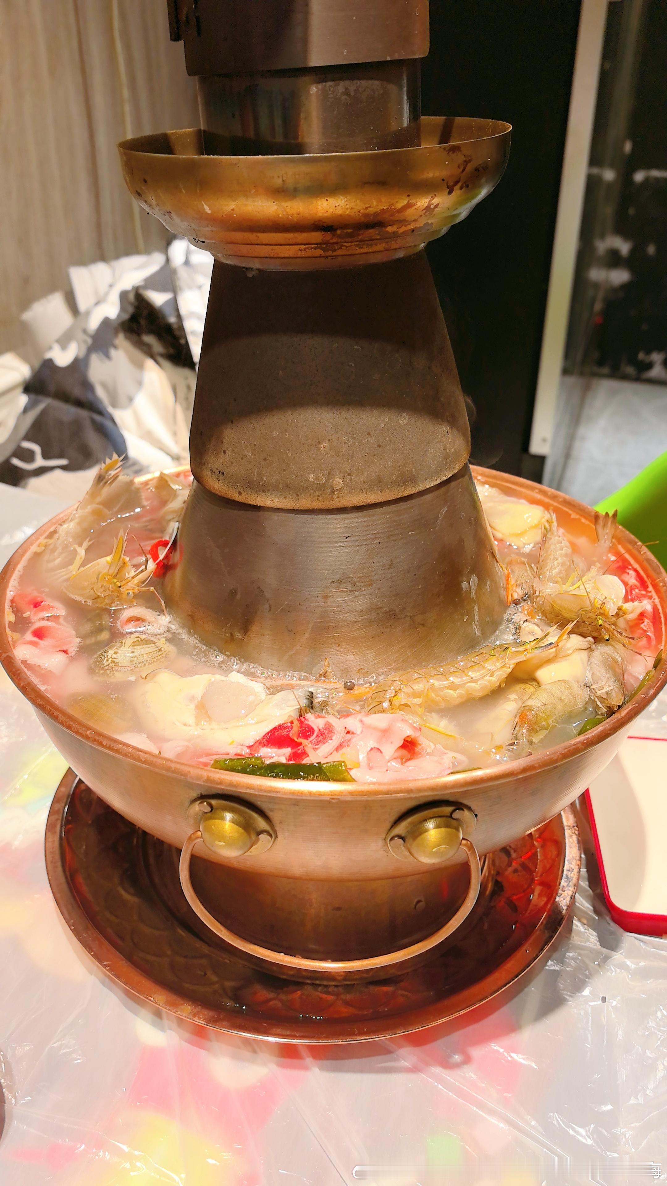 虾皇蟹将小龙虾的老板说，他家是汆锅底的天花板。他还认出我来了，虽然之前我只来过一