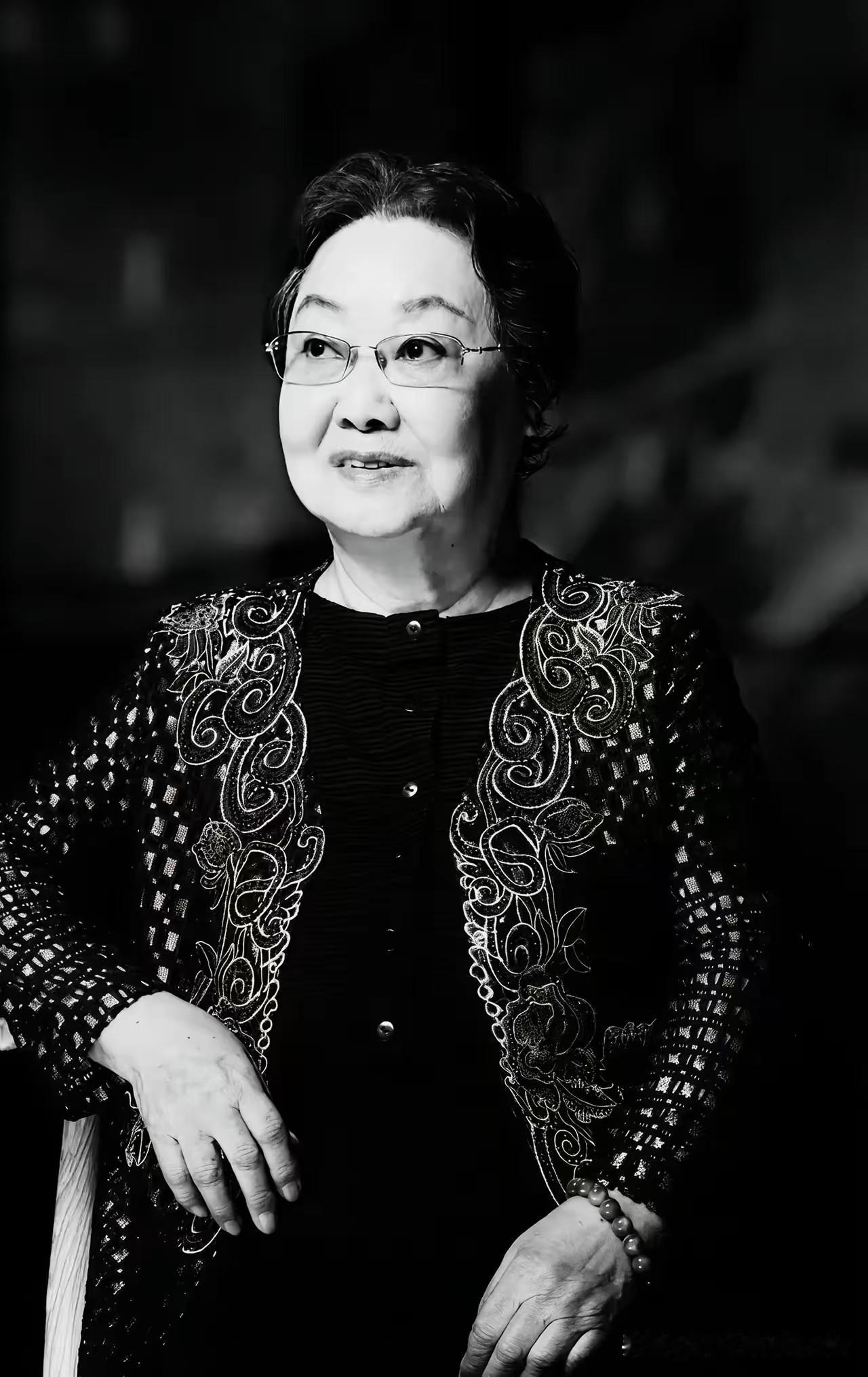 差距太大了，一目了然。郭兰英老师这一走，把当下某些所谓歌手的遮羞布，一把
