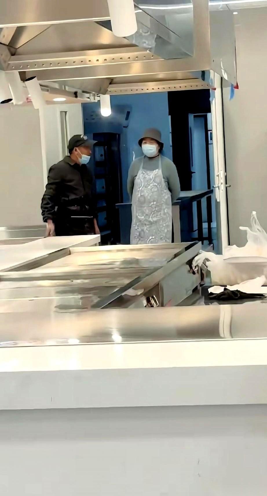 刘强东他妈，在京东食堂卖饺子。就这一个画面，信息量大到能直接拍部电影。一个儿