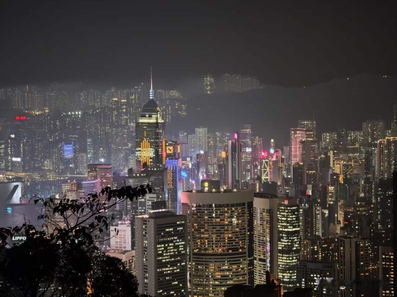 儿子发来信息，给我看他在香港旅游的照片。我儿子毕业以后一直在上海，今年8月份