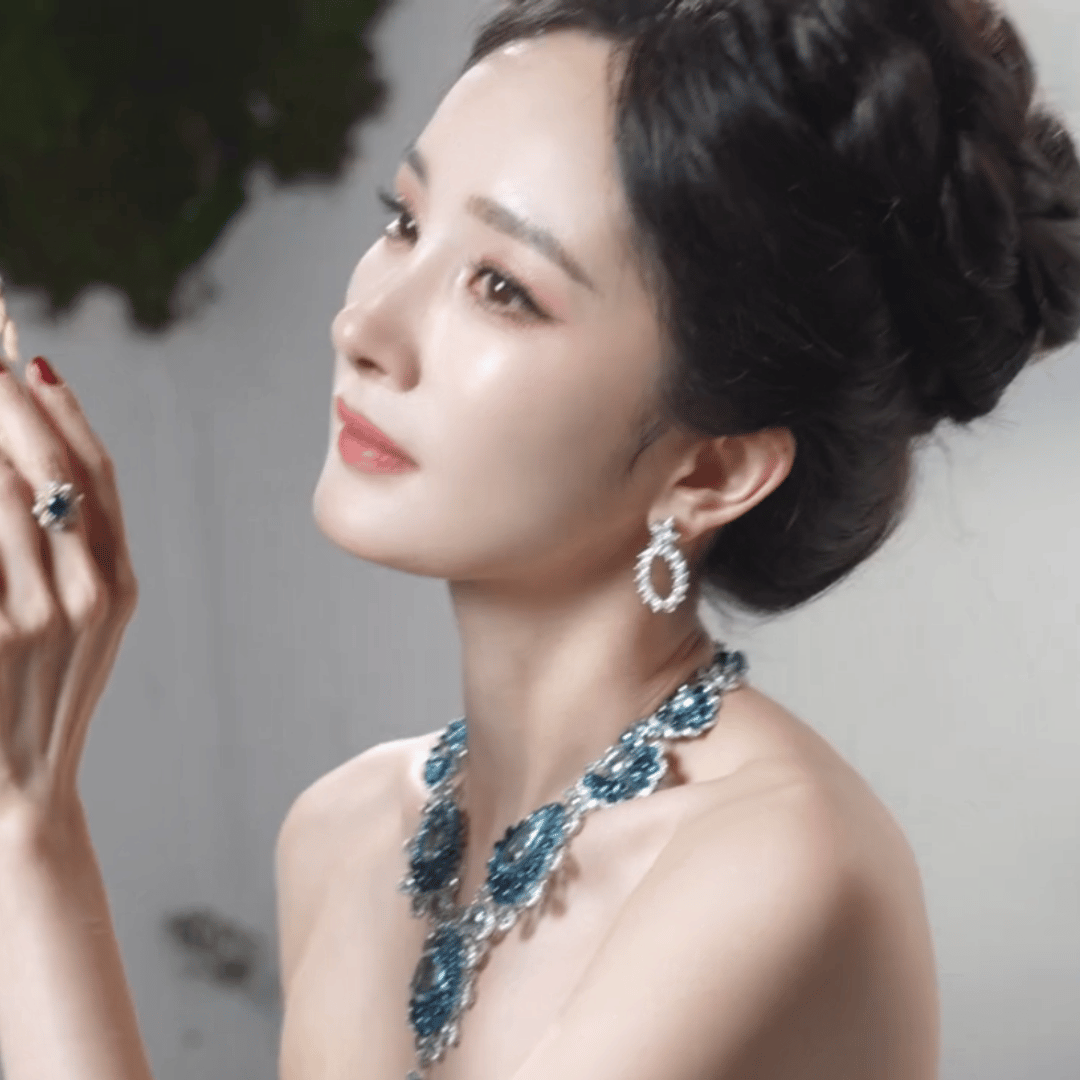 杨幂的蓝孔雀女王look，尽显优雅高贵[doge]杨幂蓝孔雀女王​​​