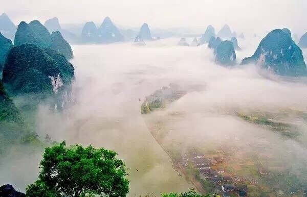 阳朔，这个江作青罗带、山如碧玉簪小县城，到处充满这悠闲的气息，只是一条西街，只是