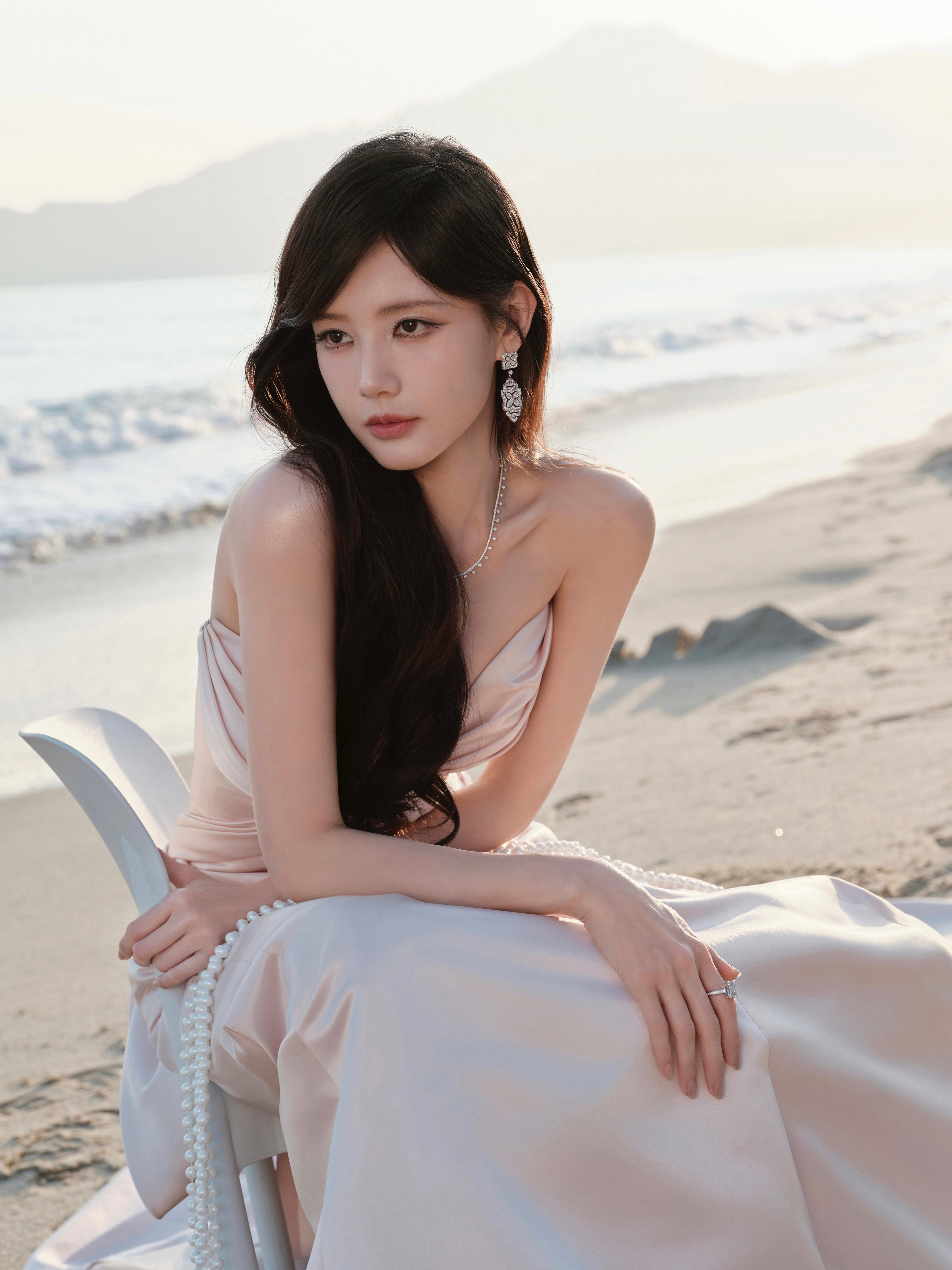 李一桐｜微博之夜红毯李一桐今日亮相微博之夜的造型图集也正式揭晓！佩戴D