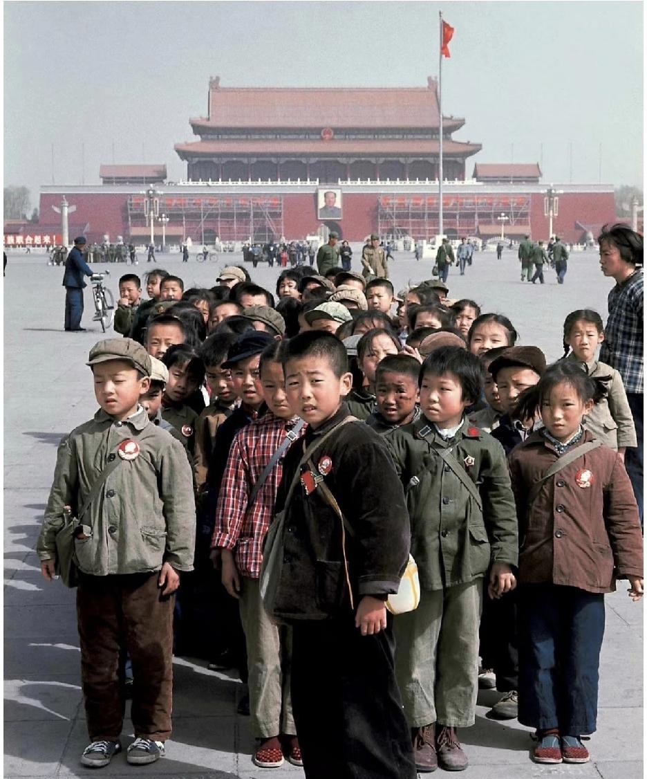 1971年，在北京天安门广场排队的学生们。