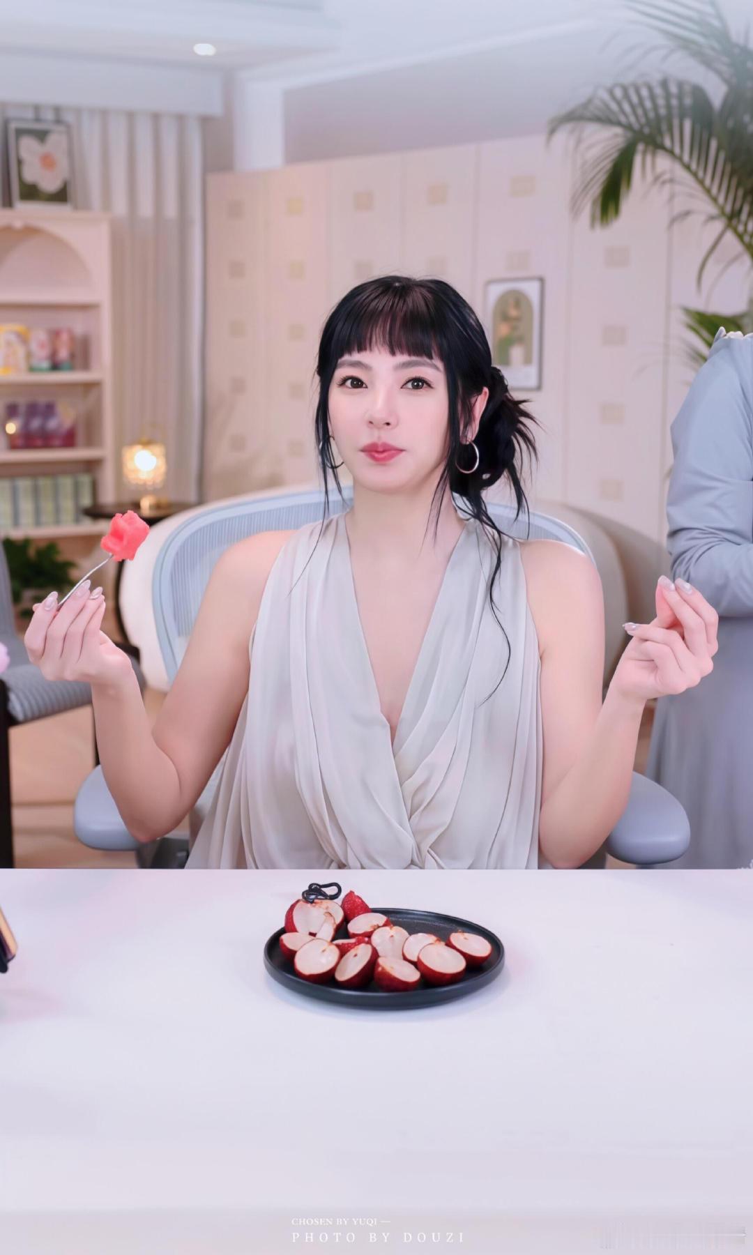 张雨绮幼态风第一眼真的彻底认不出来这是张雨绮！印象里一直是气场全开的顶级御姐