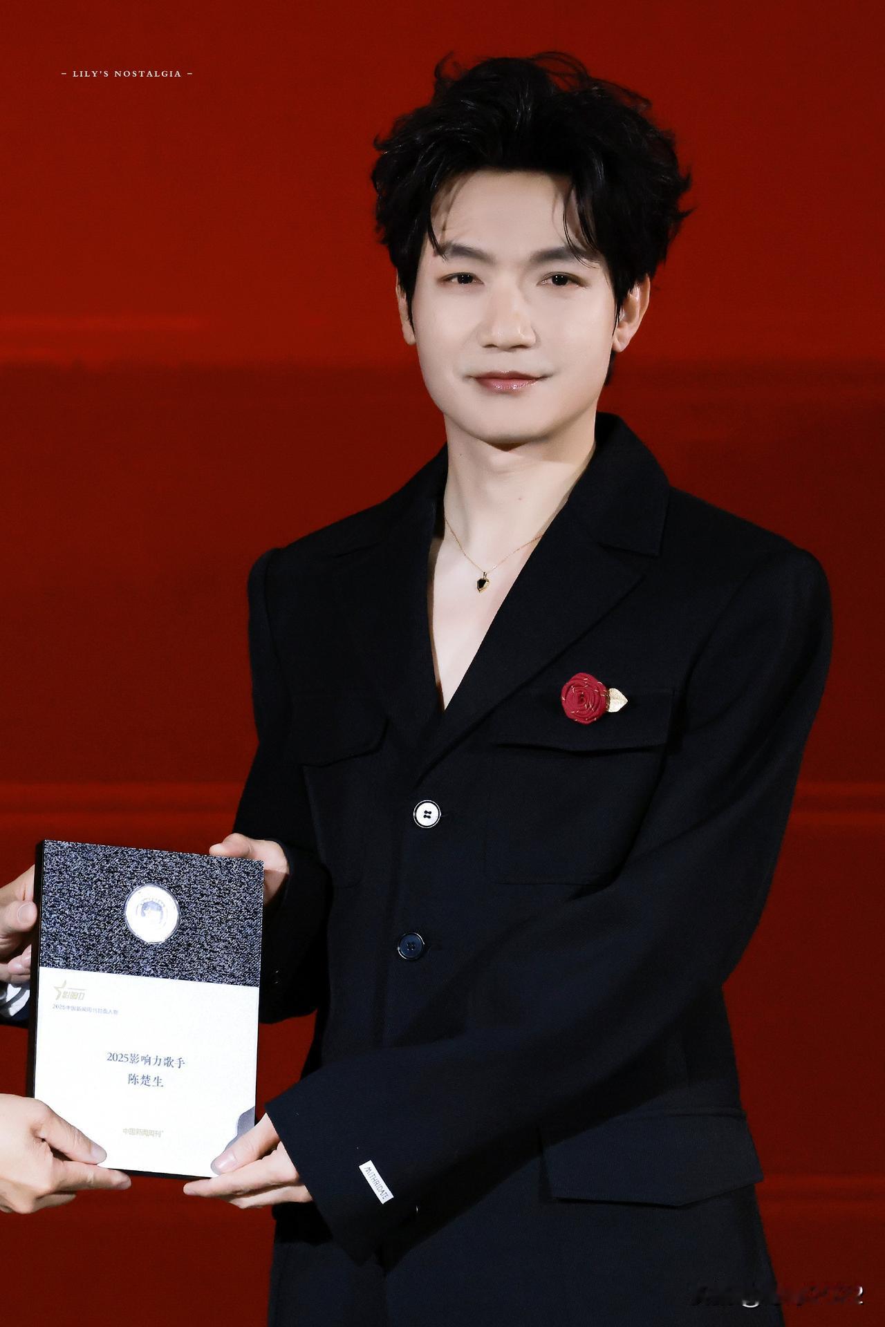 恭喜陈楚生获2025年度影响力歌手这个是属于央媒的周刊哦非常权威采访