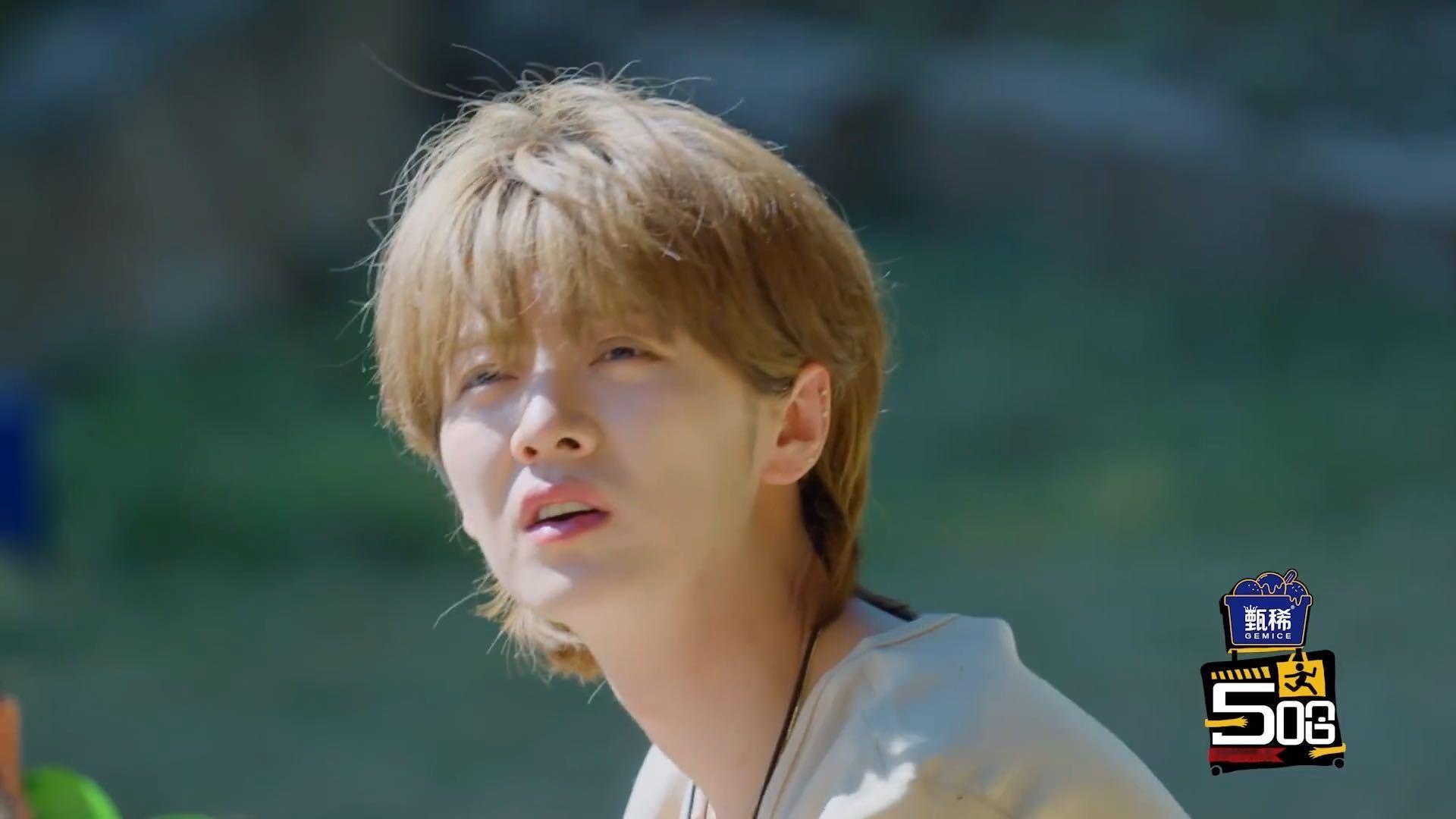 鹿晗野人造型鹿晗五哈被捆绑预告里鹿晗被绑着拖走，弹幕都在刷“放开那个帅哥”。下