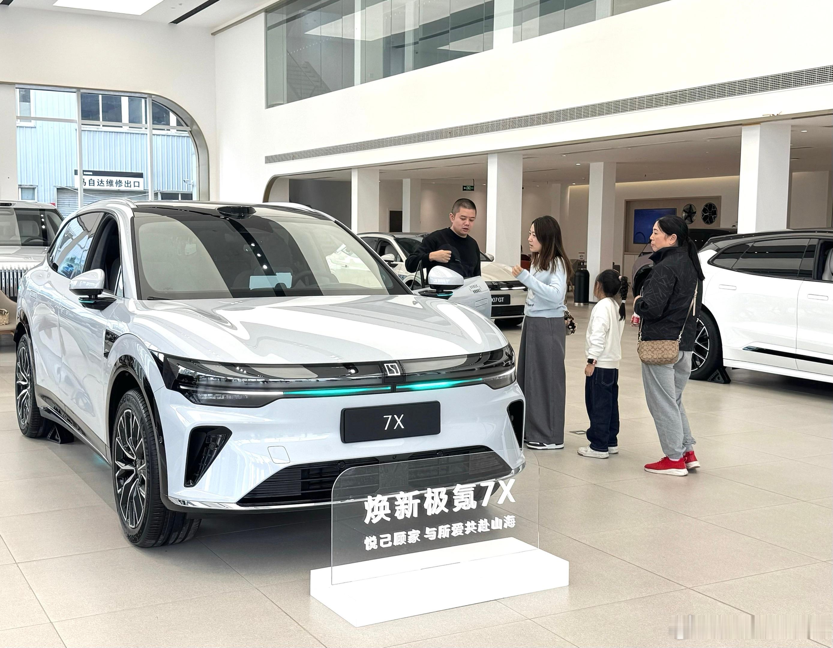 早几天刚试完的焕新极氪7X这周末极氪门店已经到货…我以为7X小改款不至于抢着看…