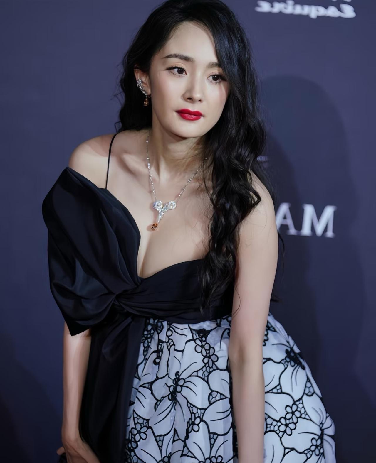 杨幂现身时尚先生盛典红毯时，身着吊带黑裙的造型堪称绝美，惊艳众人。一袭黑色缎面吊