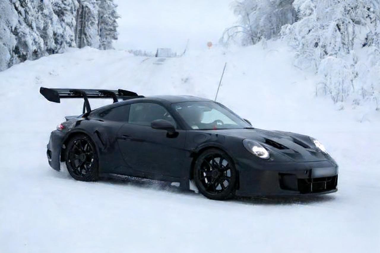 2027款保时捷911GT3RS雪地谍照曝光外观上，前脸保险杠更激进，
