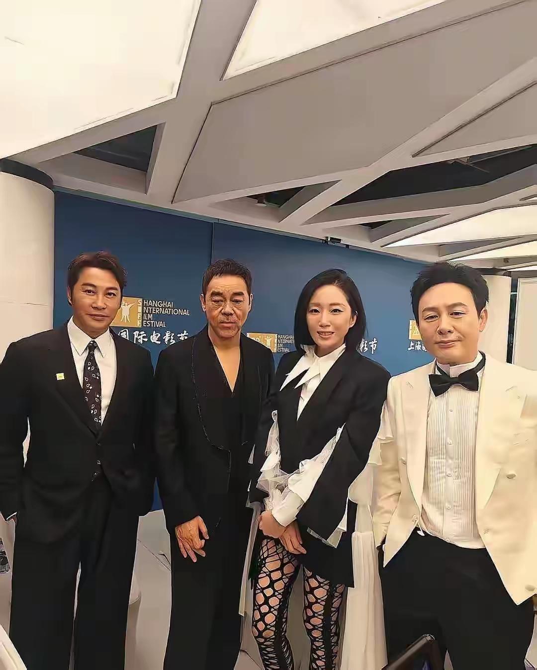 4星同框：我只认出了西装革履、面色偏黑、目光沉和的港星谭耀文，还有目光低垂、