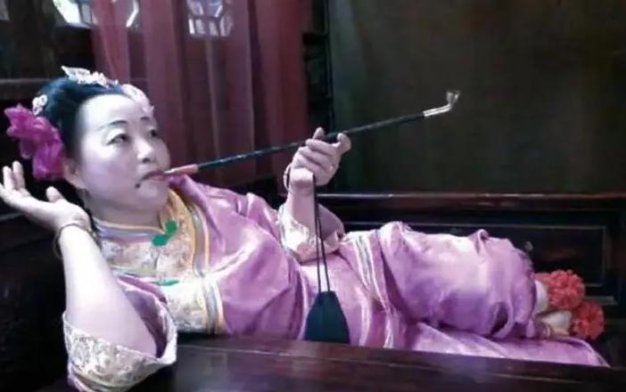 民国妓女回忆：老鸨有一个习惯，每天晚上都要跑到每个妓女的屋里，蹲下身去敲屋里的地