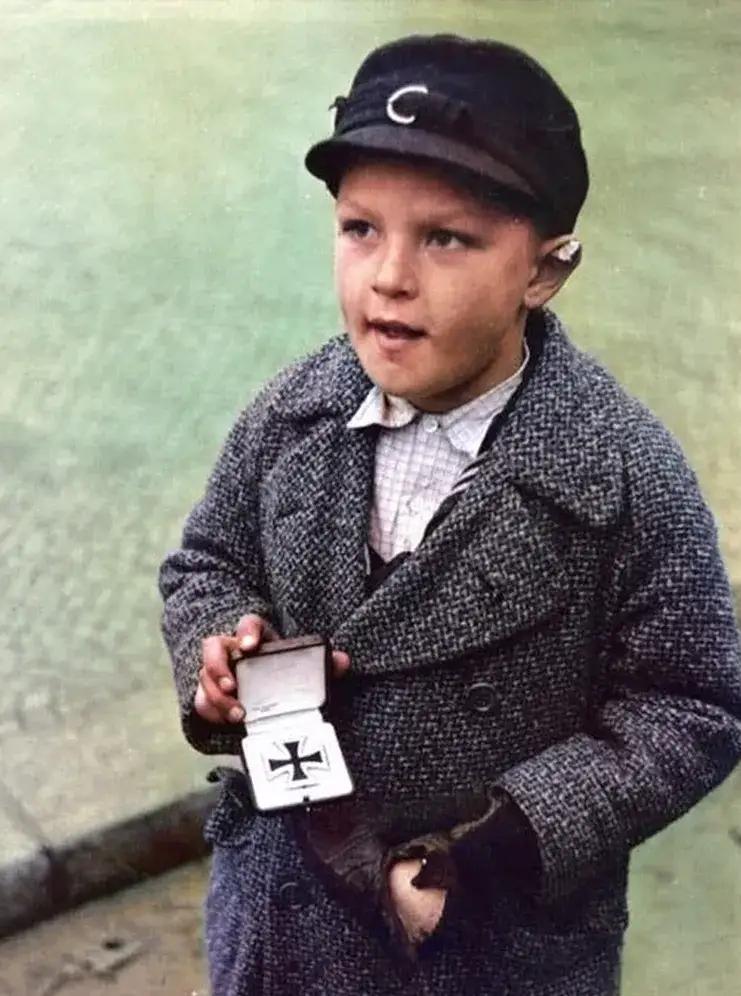 1945年，战败后的德国柏林街头，一名孤儿正在贩卖他父亲的铁十字勋章。值得注意的