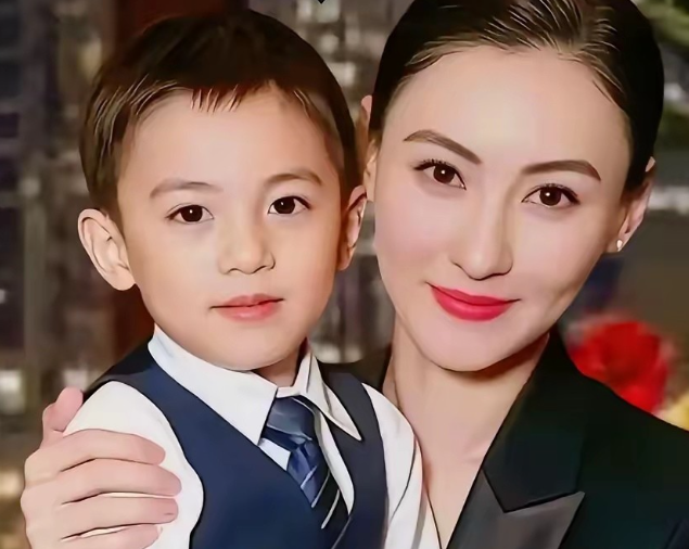 不得不说张柏芝的小儿子是她的三个儿子中长得最好也是最像她的一个。尤其是一双眉