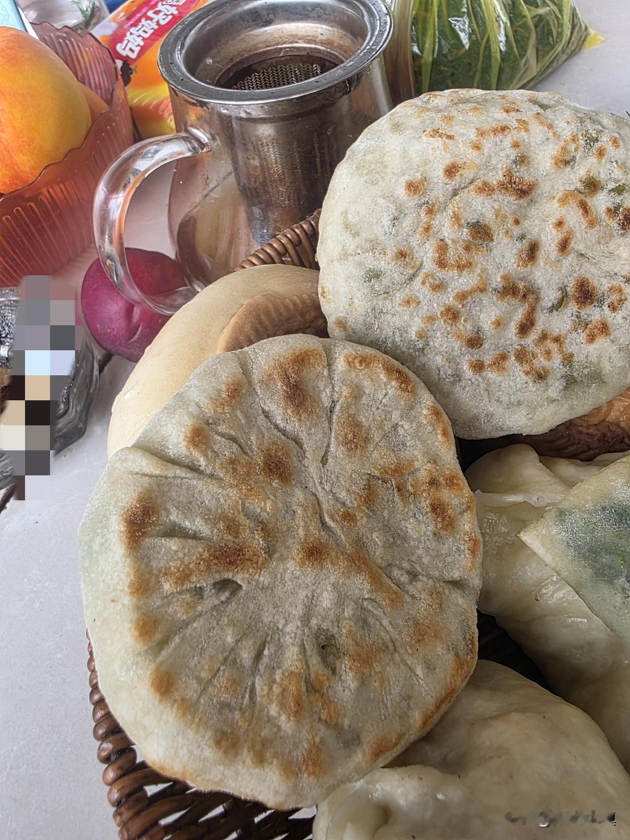 一顿午饭五种主食，却只有一个菜……主食是烧饼、菜火烧、馅饼、包子、粽子，菜是