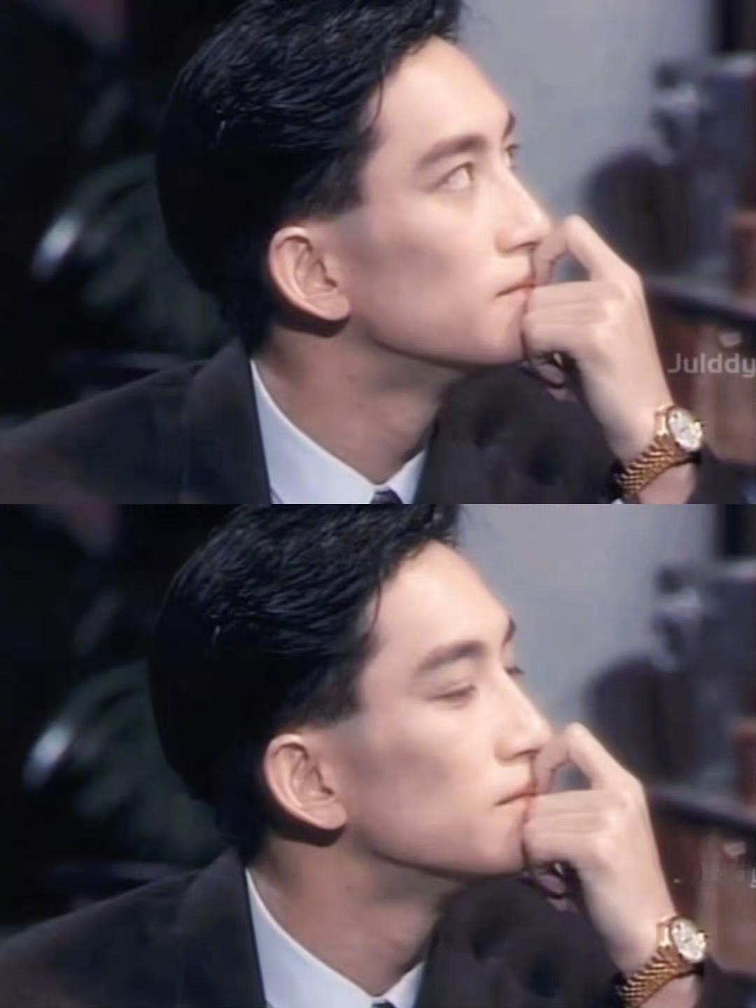 刷到《骄阳似我》女主爹年轻时的画面，直接被惊艳到了！这张脸简直长在审美点上，斯文