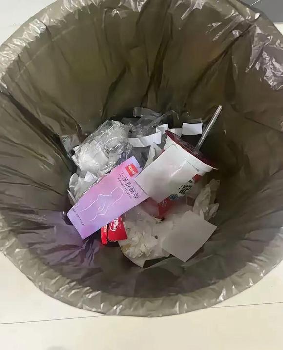 这是啥？给领导办公室倒垃圾看到的