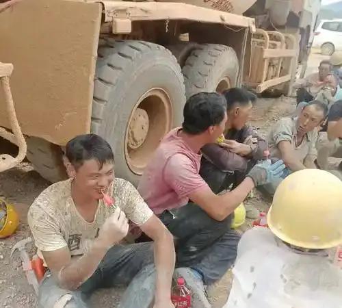 工资不是一下子断掉，而是一点点变少。广东惠州博罗县石湾镇，一家家具厂从每月发一两