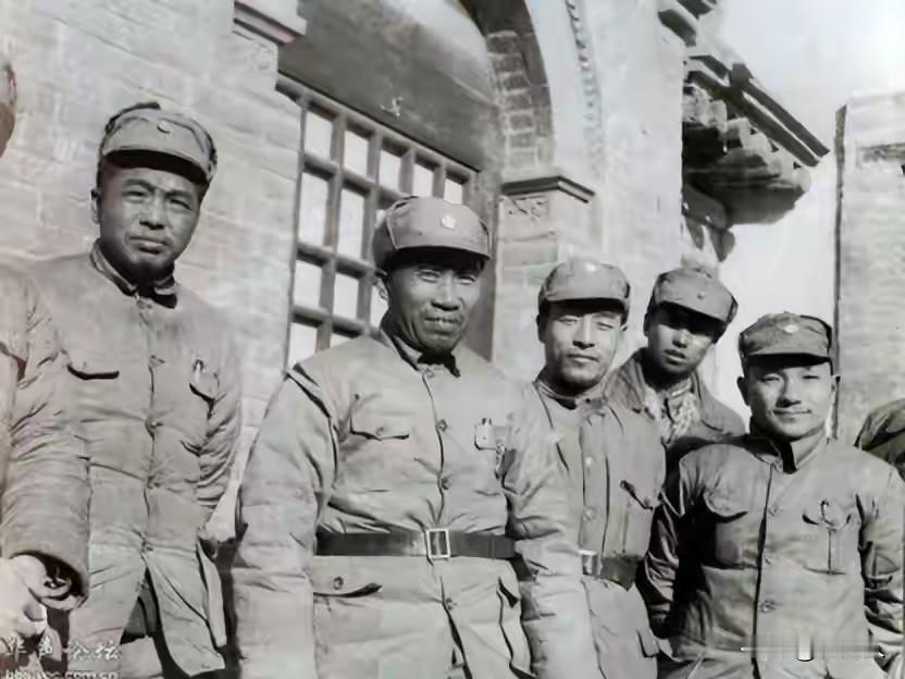 1945年延安一幕太震撼！战功滔天的彭元帅，被当众逐条批评，全程安静听完延
