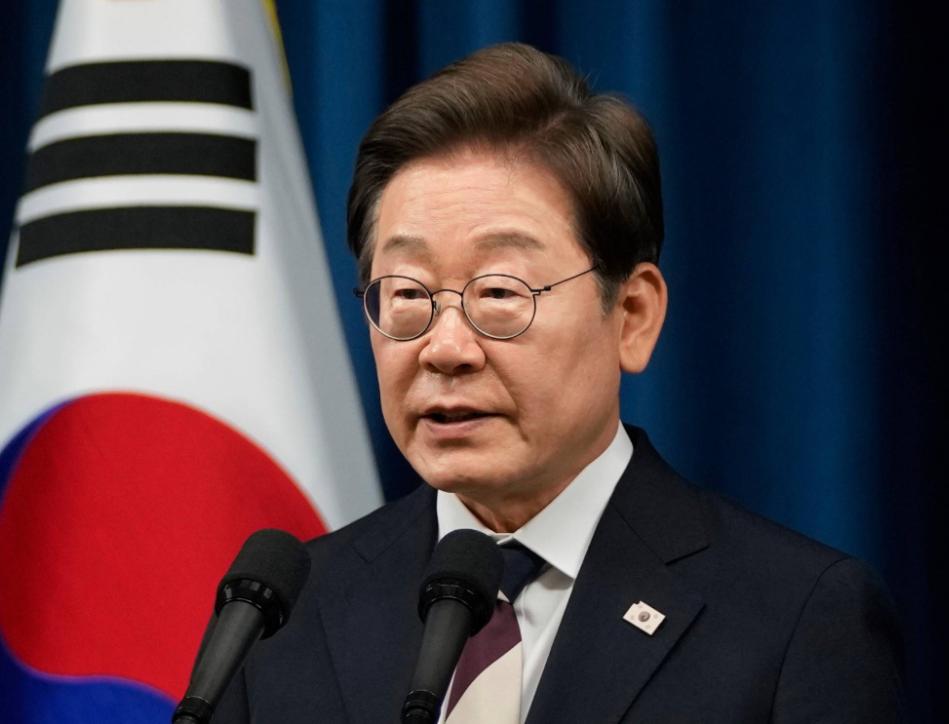 特朗普没想到的一幕发生：李在明因中国发火，高市早苗老脸没地儿放！前两天，高