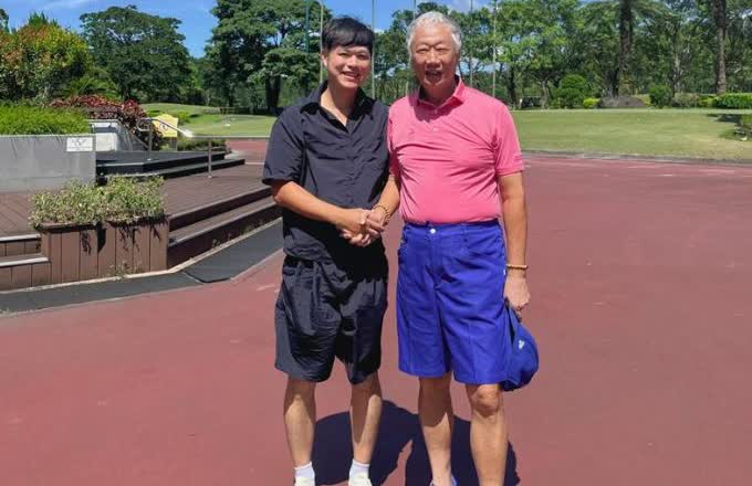 郭台铭近照曝光：头发全白有网友发文称，他在大溪高尔夫球场上遇到了郭台铭本