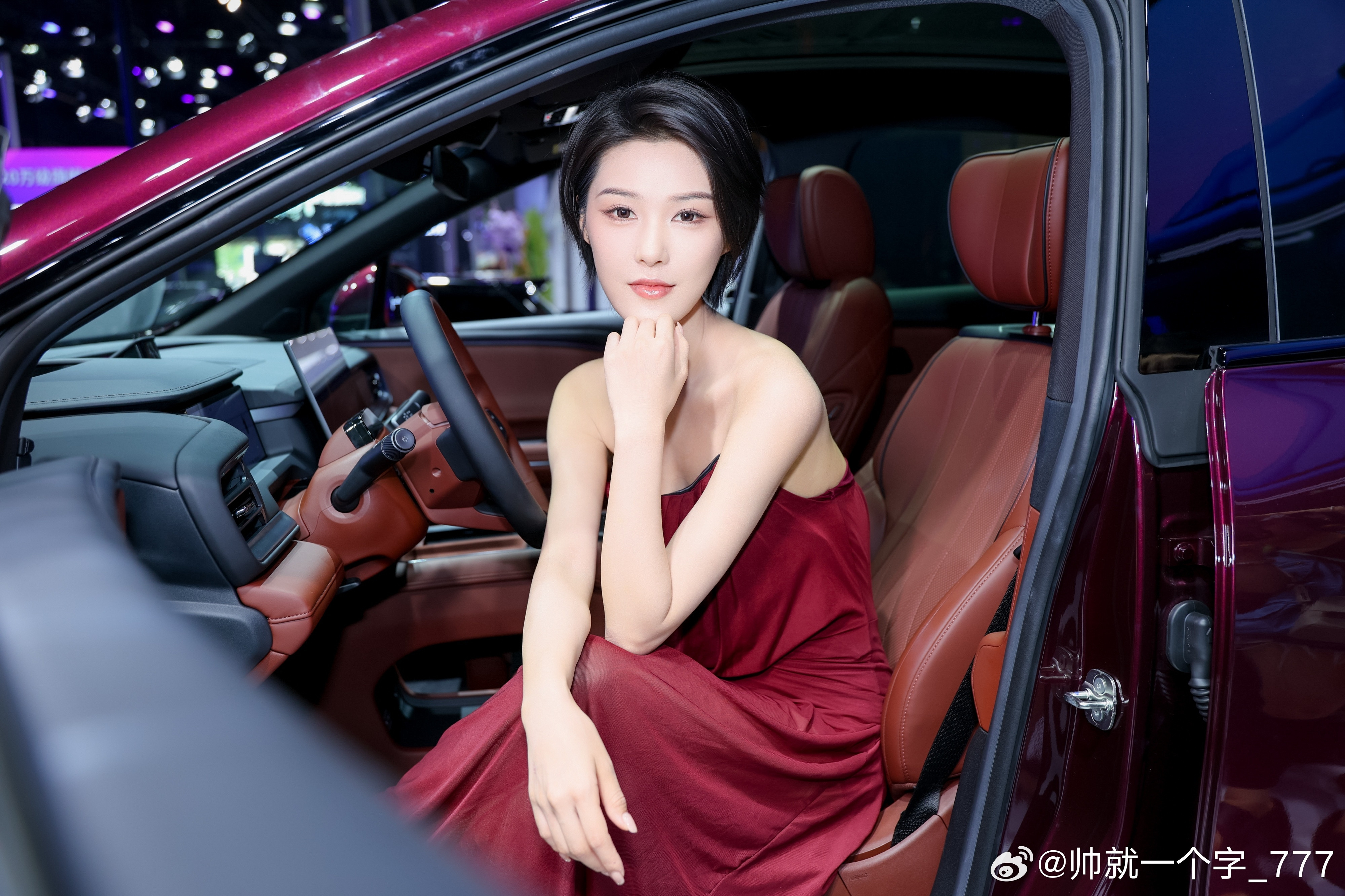 试驾昊铂S600之前，真就是"试试看"的心态。直到坐进后排，按下座椅调节键——靠背缓缓躺下，腿托升起