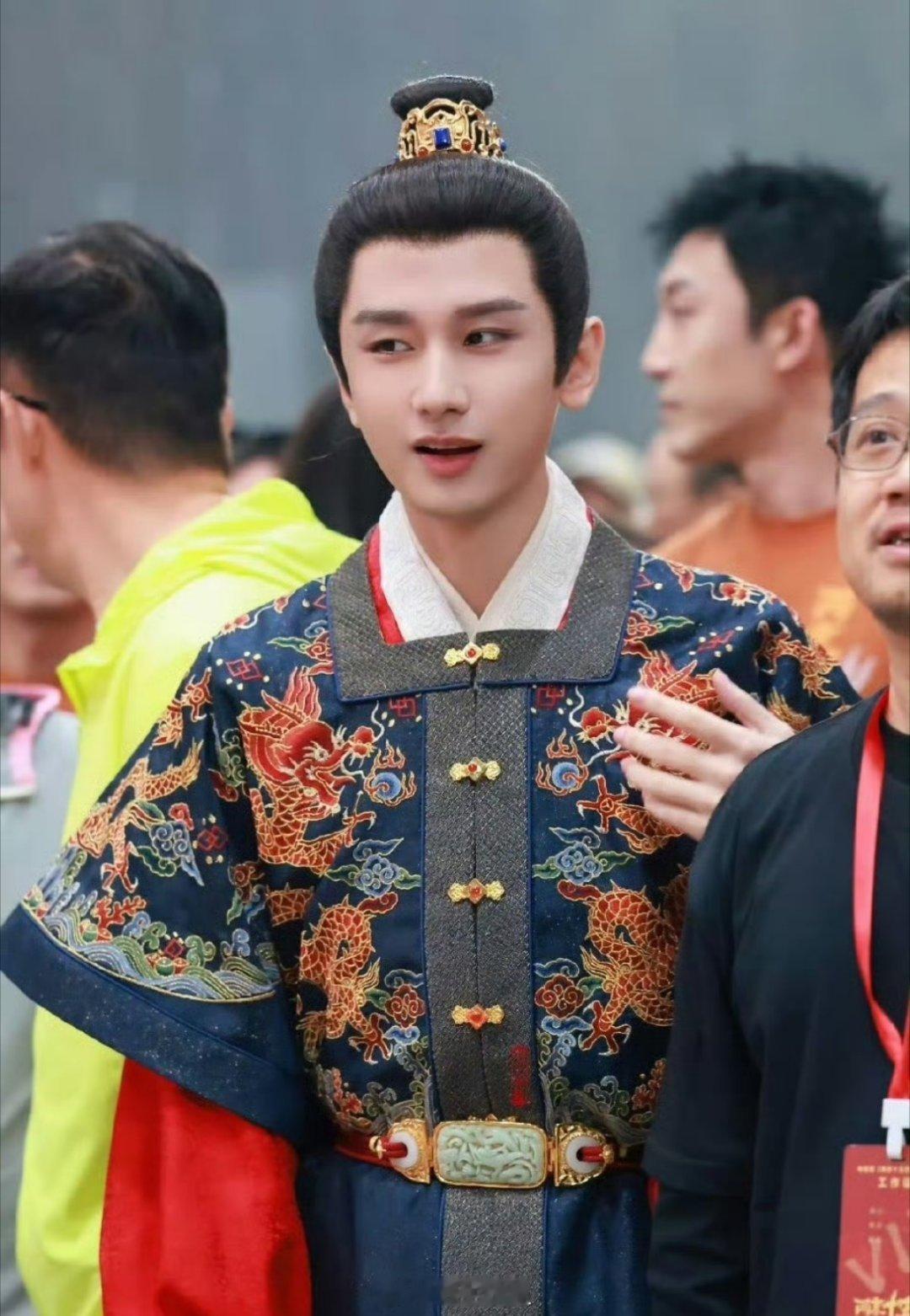 成毅主演的《两京十五日》开机路透来了，成毅是真的很喜欢古装剧了，这次又是一部古装