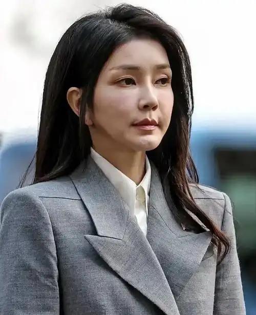 韩国前第一夫人金建熙说了一句让李在明冒冷汗的话。 8月10日，金建熙出席首尔