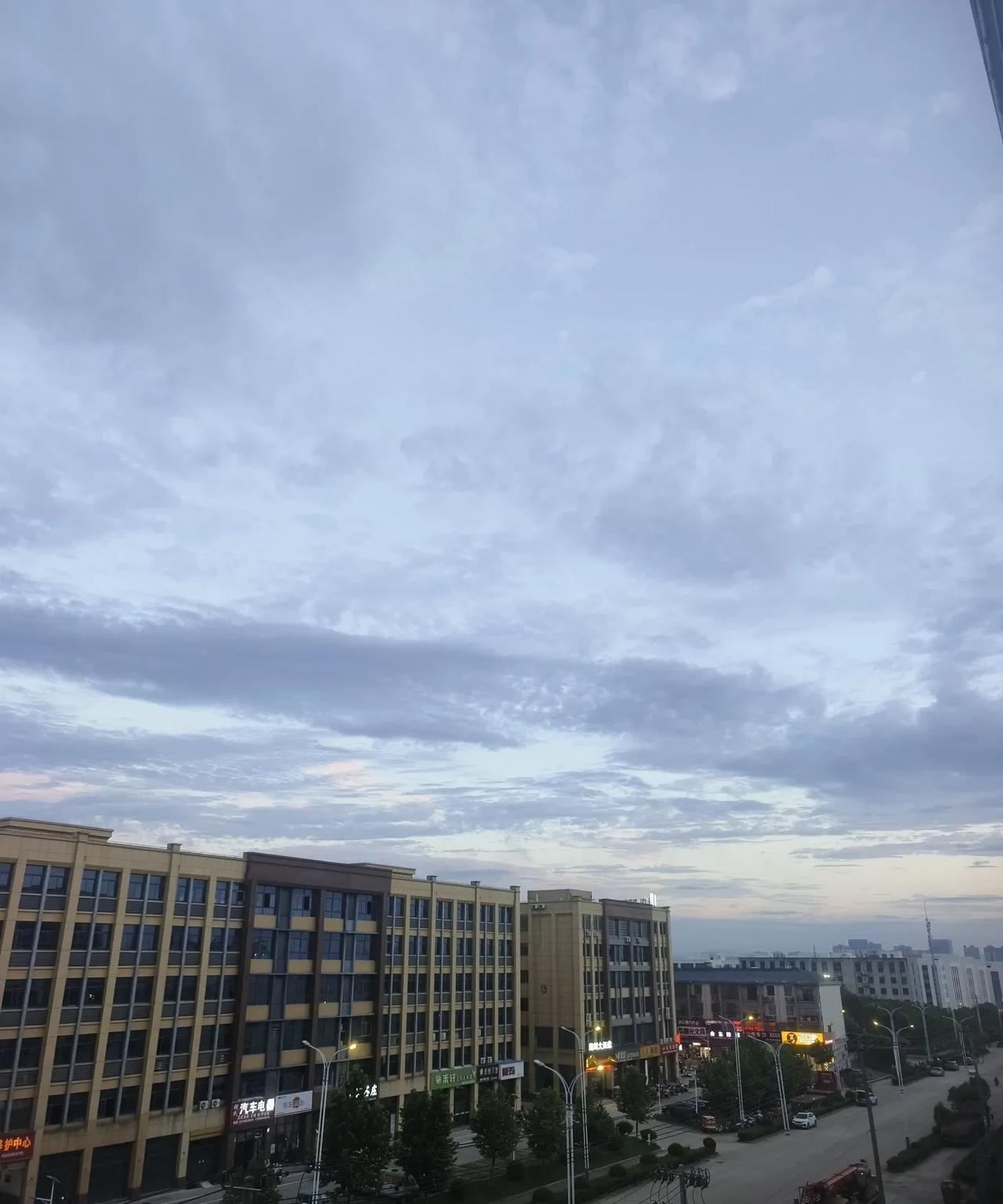 奶奶去世了，送完她最后一程，在回去的路上，看着美丽的天空，突然想起小时候，