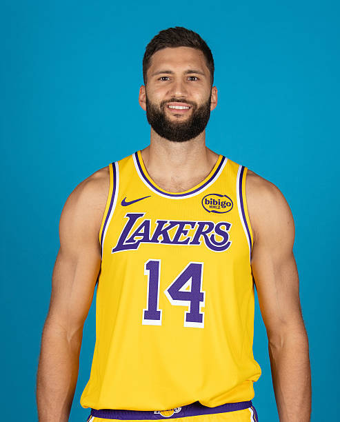 湖人明日对阵魔术伤病报告：里夫斯（左髋酸痛）：出战成疑克勒贝尔（腰部拉伤）：确定