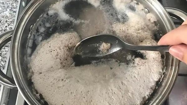 网传“煲汤撇掉浮沫能大幅降嘌呤”其实是个误区。汤面浮沫主要是