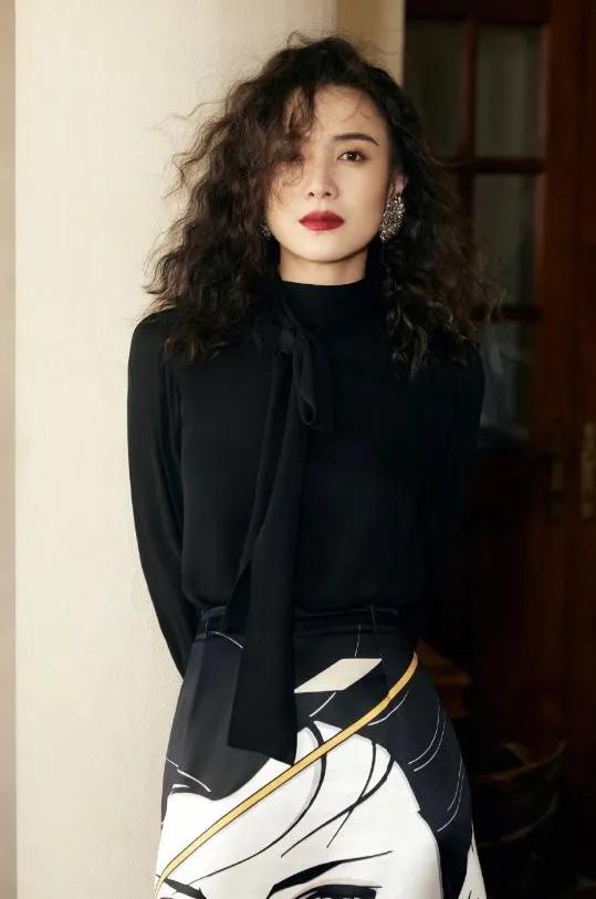 原以为宋佳只适合大背头发型，没想到这卷发造型竟如此妩媚动人。宋佳的这款卷发造型