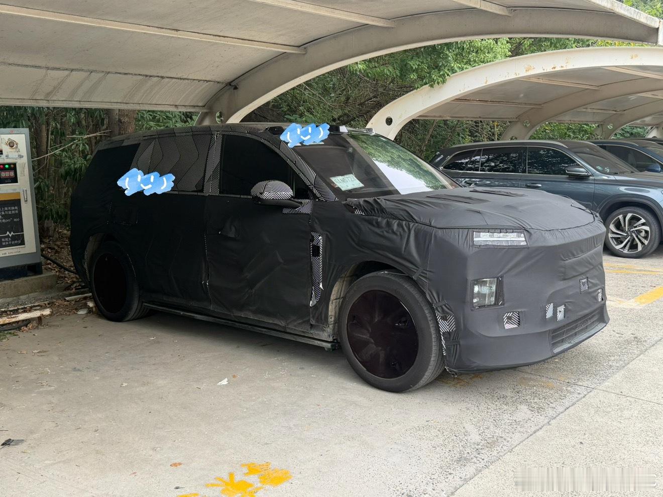 蔚来ES9是蔚来公司里第一款带后轮转向的SUV。刚我看到它调头了，后轮转向角度还