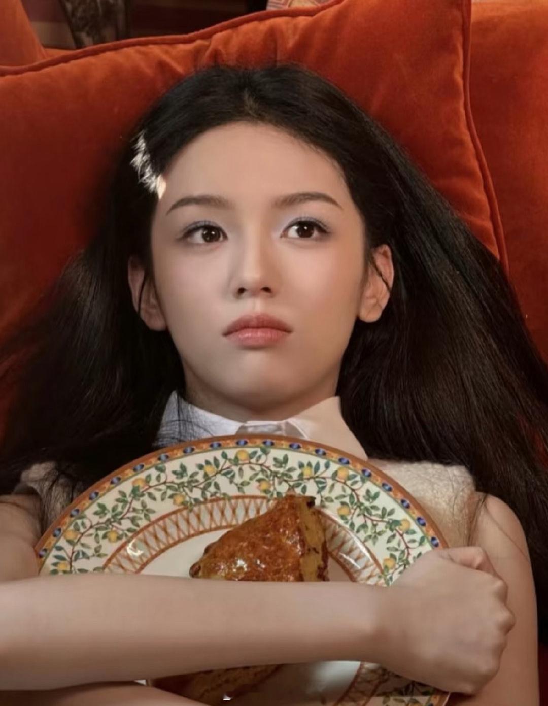 我盯着周也这张伟大的脸看了好几遍，才发现那是阳光，不是发夹。​​​