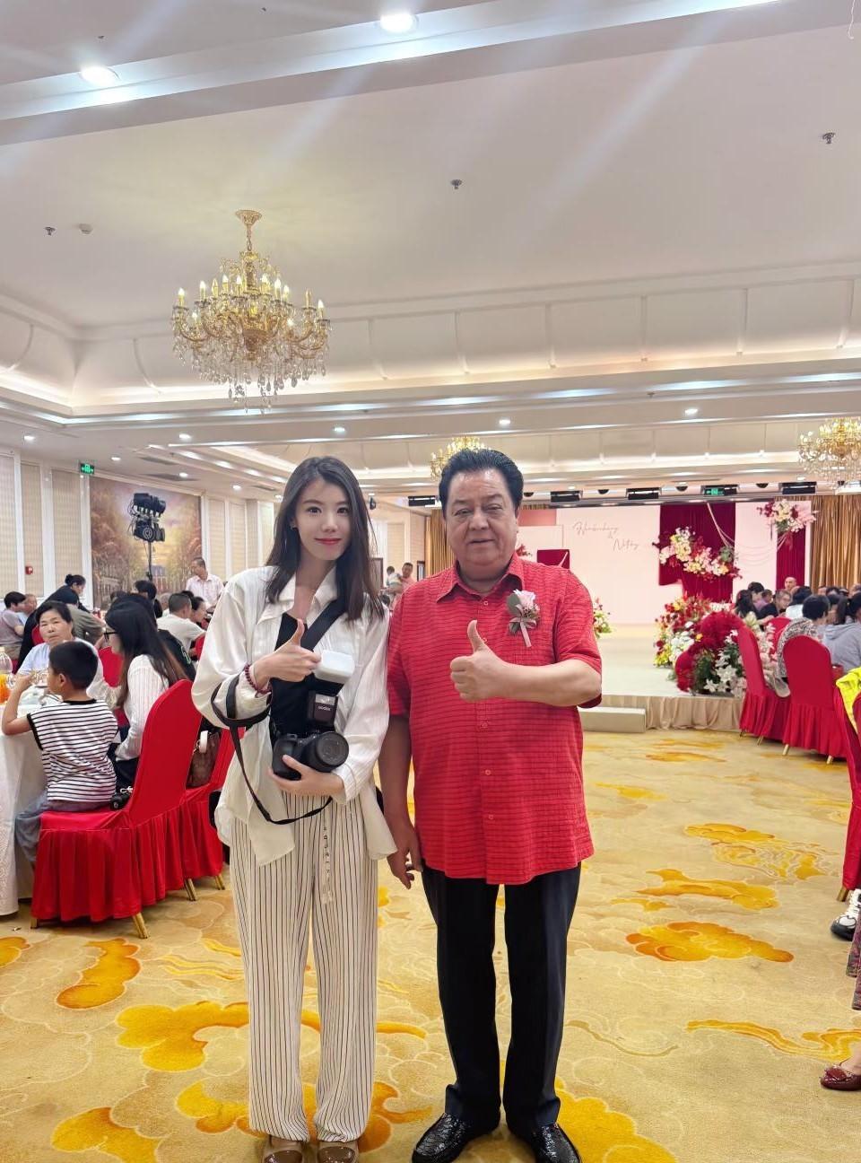 李金斗参加婚礼受热捧，女粉丝围作一团，国民度不亚于郭德纲！近日，相声大宗师李金