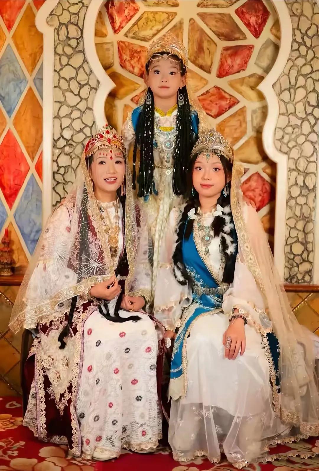 家人们，快来围观！浩男妈许建华一家在新疆简直美出圈啦！当她们换上新疆服饰，那画面